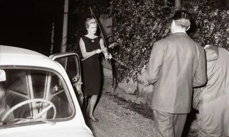 marcello geppetti   anita ekberg con arco e frecce   20 ottobre 1960 