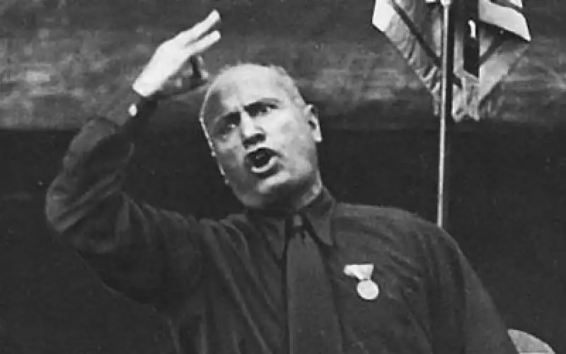 MUSSOLINI IN CAMICIA NERA