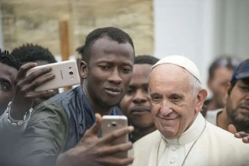 papa bergoglio al centro profughi di bologna 4