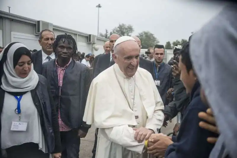 papa bergoglio al centro profughi di bologna 