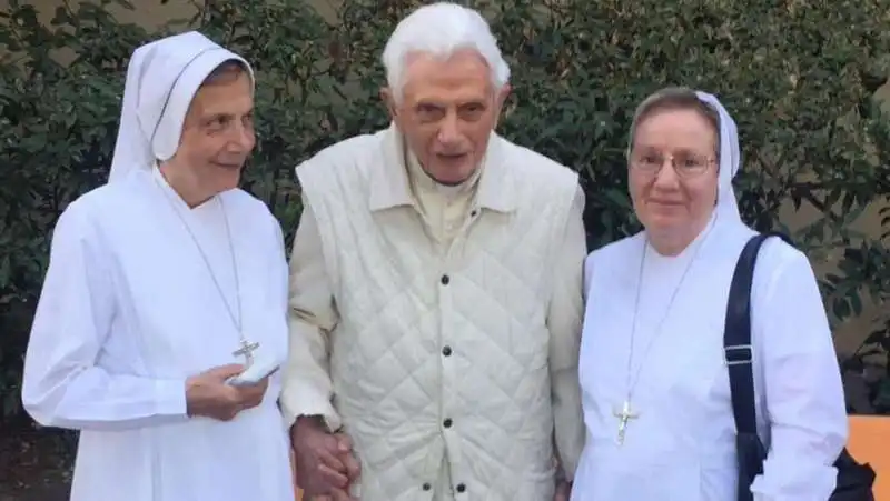 PAPA RATZINGER TRA LE SUORE