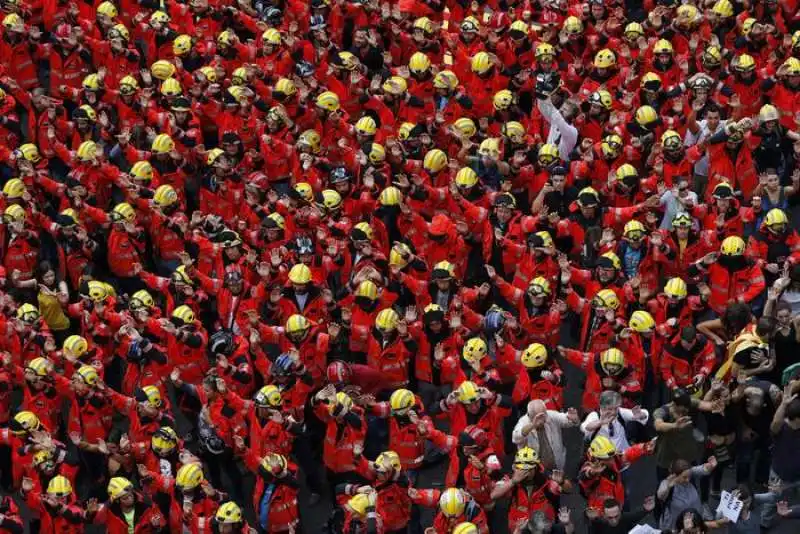 Pompieri in protesta durante lo sciopero generale in Catalogna 