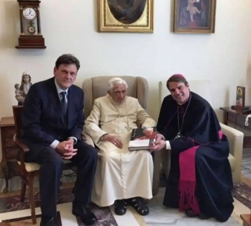 RATZINGER CON L OCCHIO TUMEFATTO