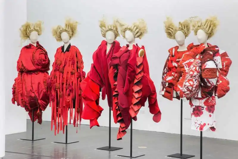 rei kawakubo art of the in between al metropolitan museum of art di new york