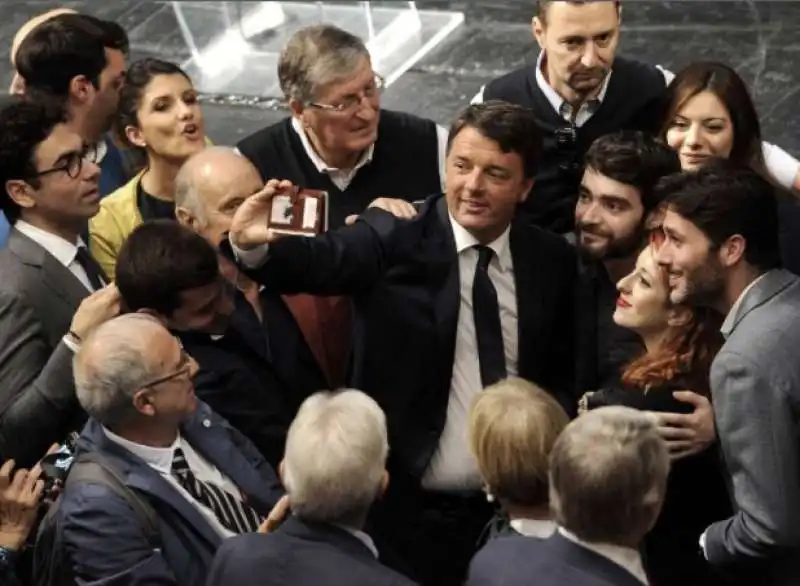 selfie di renzi con i ragazzi alla festa per i dieci anni del pd 