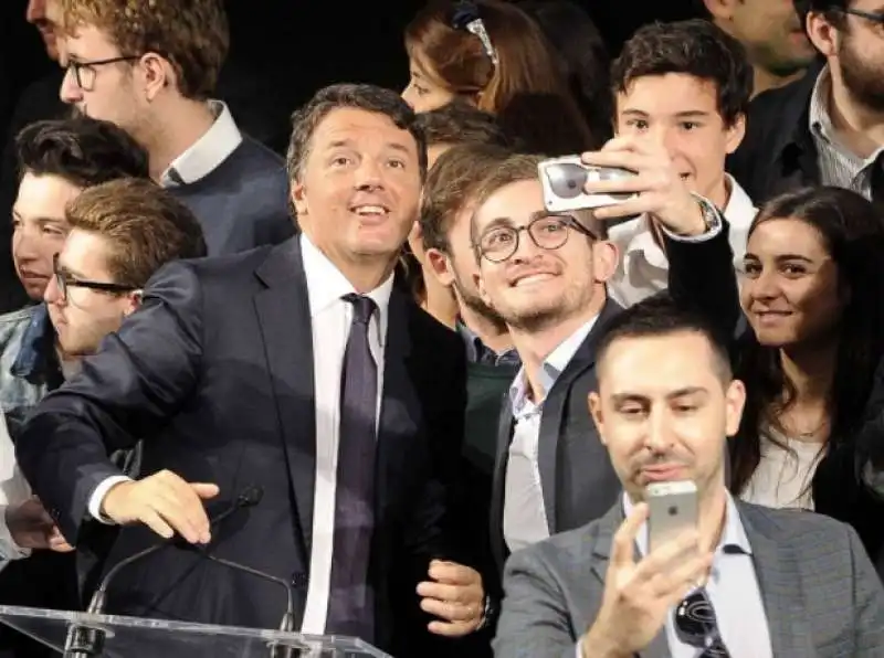 selfie di renzi con i ragazzi alla festa per i dieci anni del pd