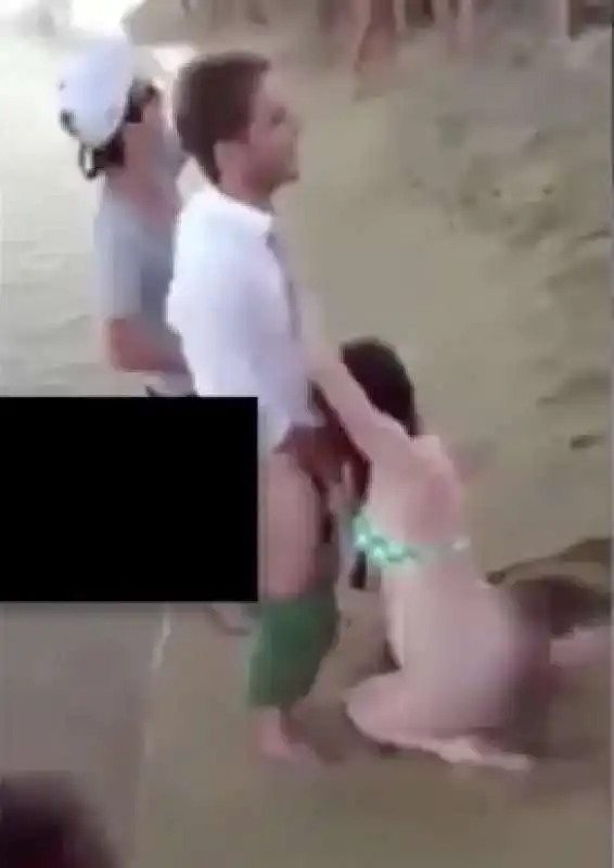 SESSO ALL APERTO - POMPINO IN SPIAGGIA 