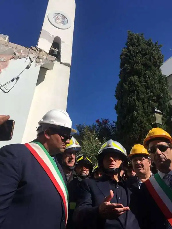 SILVIO BERLUSCONI TRA I TERREMOTATI