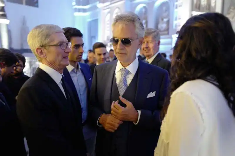 tim cook e andrea bocelli 3