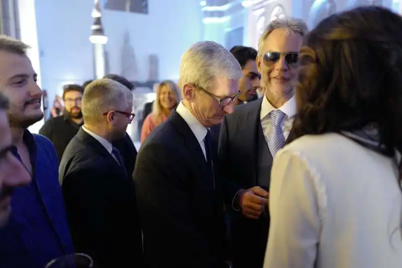 tim cook e andrea bocelli 