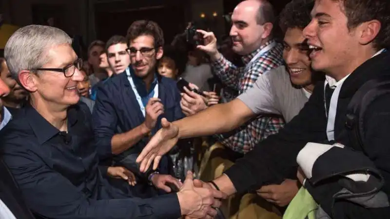 TIM COOK INCONTRA GLI STUDENTI A FIRENZE