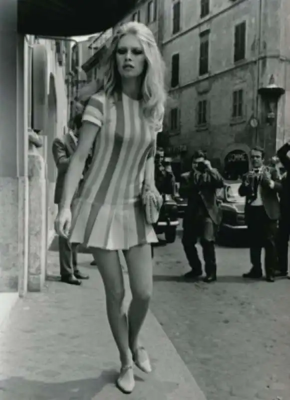 vittorio la verde   brigitte bardot esce dall hotel forum   roma 1965 