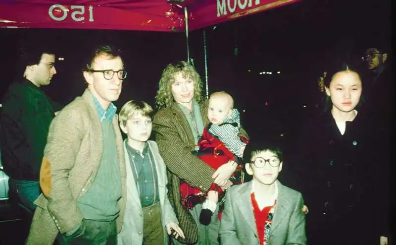 WOODY ALLEN - MIA FARROW CON IL FIGLIO MOSES