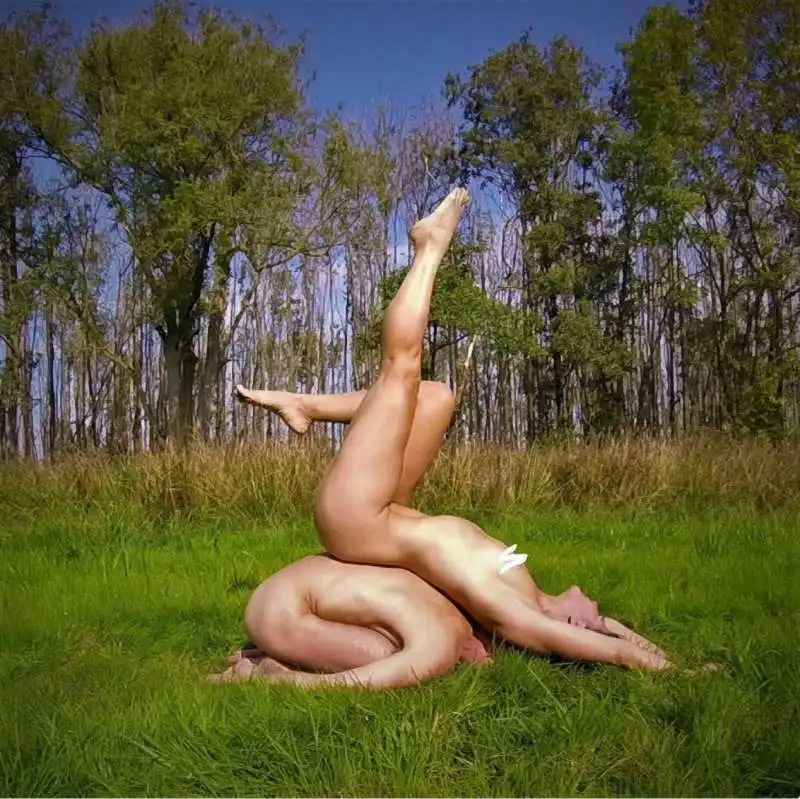 yoga nudo nel parco