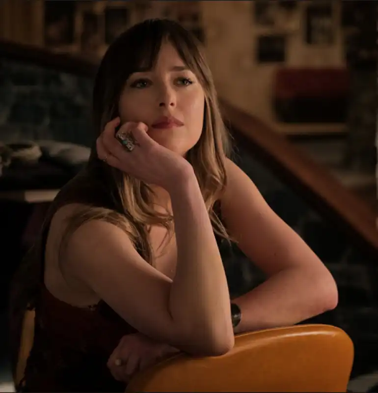 7 SCONOSCIUTI A EL ROYALE DAKOTA JOHNSON