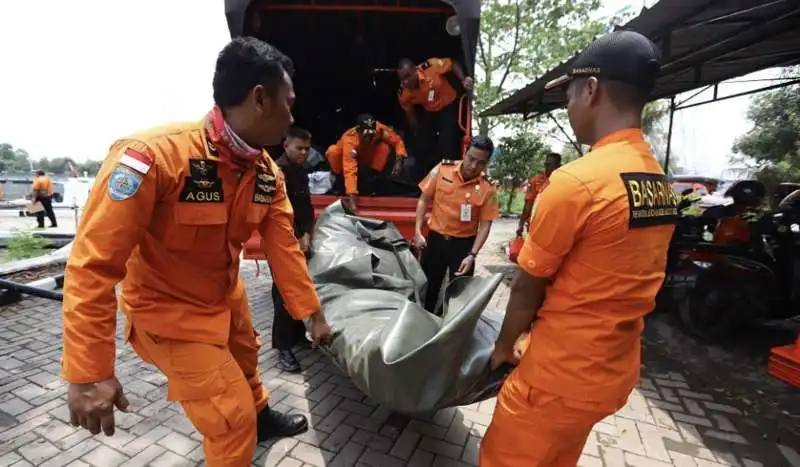 aereo precipita in indonesia con 190 persone a bordo 20