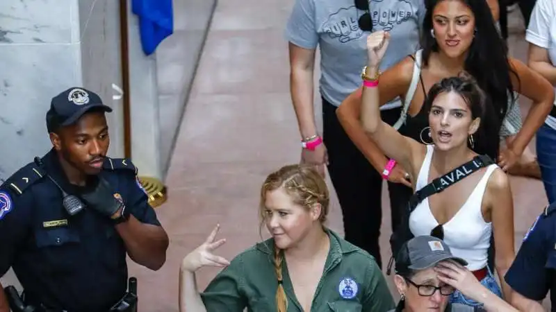 AMY SCHUMER ED EMILY RATAJKOVSKY ARRESTATE NELLE PROTESTE CONTRO KAVANAUGH