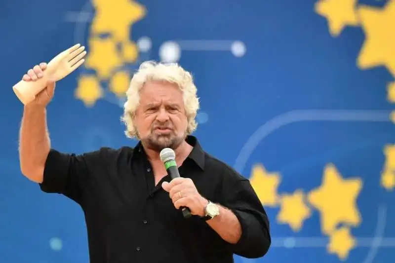 BEPPE GRILLO CON LA MANINA    