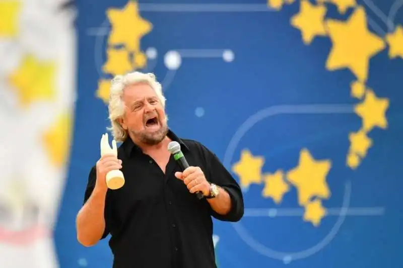 BEPPE GRILLO CON LA MANINA   