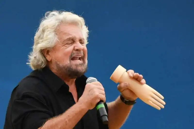 BEPPE GRILLO CON LA MANINA