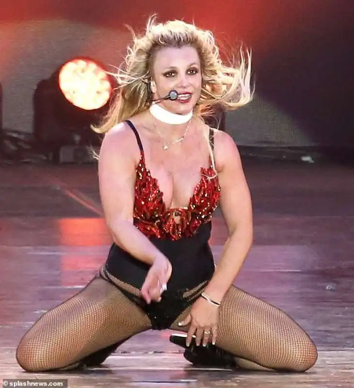 britney spears in lingerie durante un concerto in texas 25