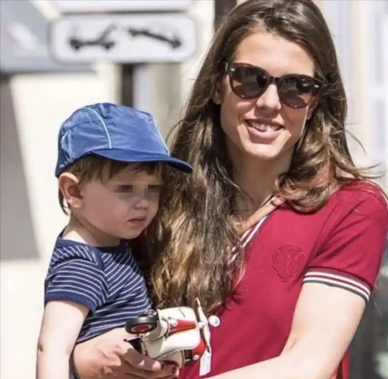 CHARLOTTE CASIRAGHI CON IL PRIMO FIGLIO RAPHAEL