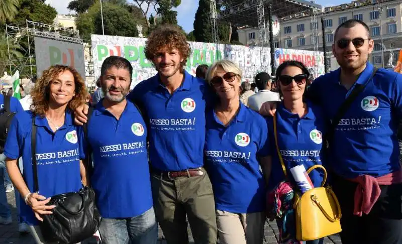 edoardo fanucci con i militanti toscani