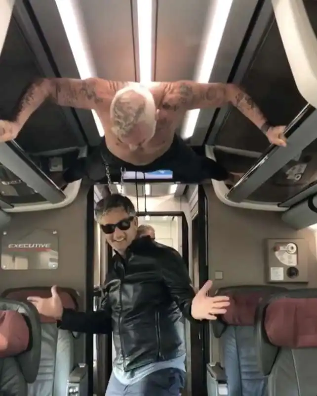 gianluca vacchi si allena in treno con fiorello 10