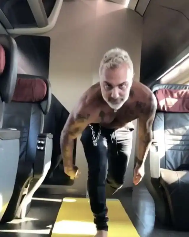 gianluca vacchi si allena in treno con fiorello 3