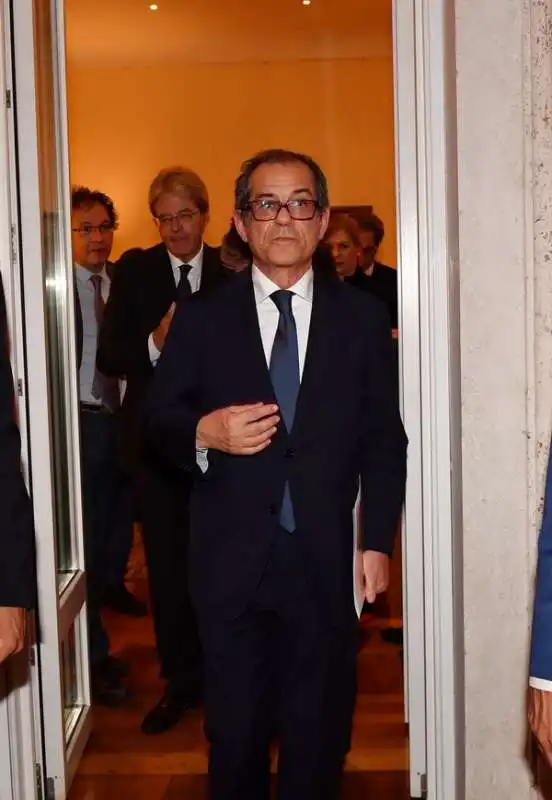 il ministro dell economia giovanni tria (2)