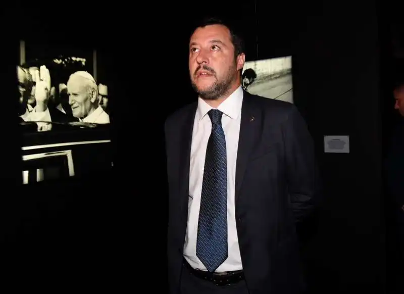 il ministro dell interno matteo salvini visita la mostra fotografica di barillari (1)