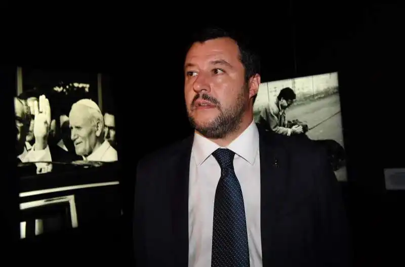 il ministro dell interno matteo salvini visita la mostra fotografica di barillari (2)