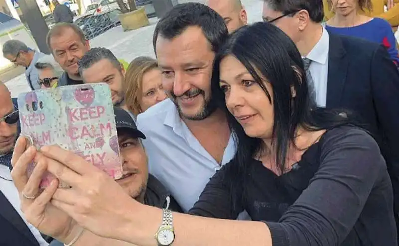 IL SELFIE DI SALVINI CON UNA FAN