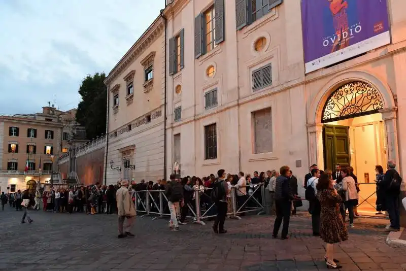 in fila per entrare alla mostra