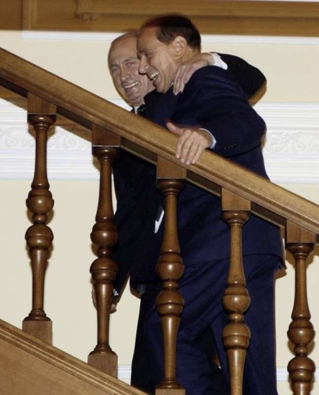 l'abbraccio di putin e berlusconia novo ogaryovo