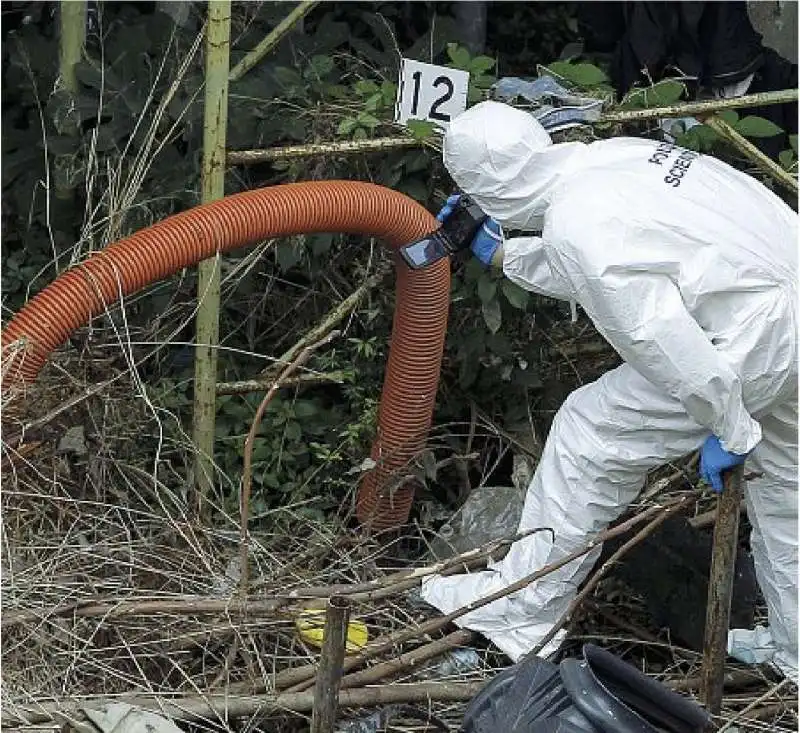 la scientifica raccoglie prove in via dei lucani, dove e' stato ritrovato il corpo di desiree