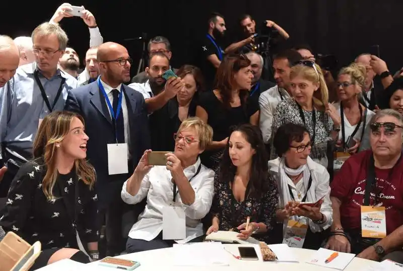 LO STIVALE A META COSCIA DI MARIA ELENA BOSCHI ALLA LEOPOLDA 9