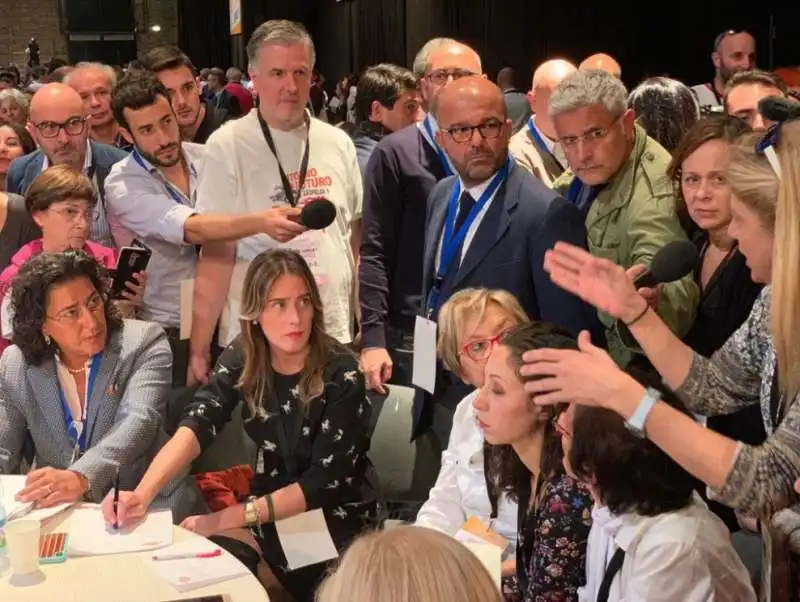 LO STIVALE A META COSCIA DI MARIA ELENA BOSCHI ALLA LEOPOLDA 9