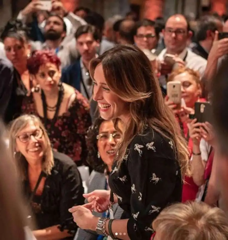 LO STIVALE A META COSCIA DI MARIA ELENA BOSCHI ALLA LEOPOLDA 9

