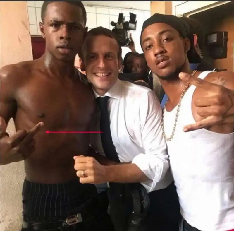 macron alle antille con maschioni  1