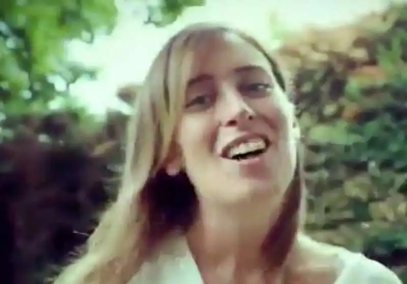 MARIA ELENA BOSCHI NEL VIDEO SPOT PER MAXIM