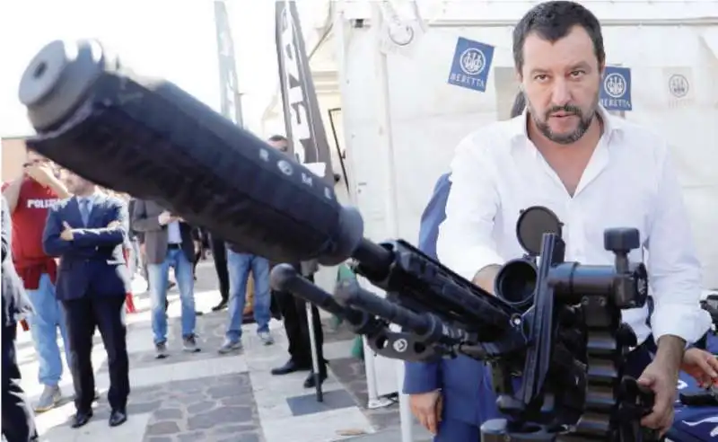 MATTEO SALVINI CON UN FUCILE DI PRECISIONE DEL NOCS