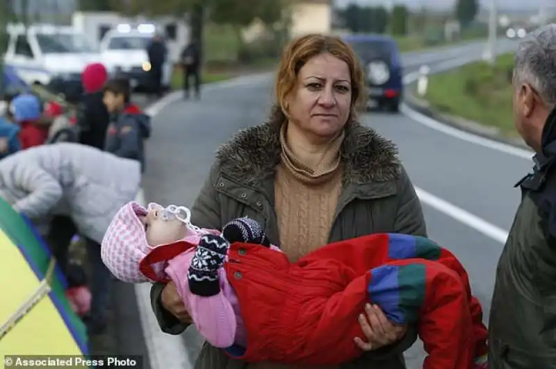 migranti sfondano cordone di polizia in bosnia 3