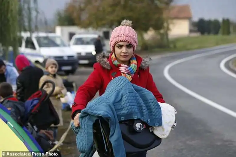 migranti sfondano cordone di polizia in bosnia 4