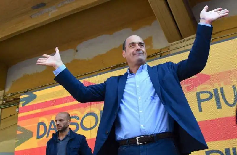 nicola zingaretti saluta il popolo di piazza grande