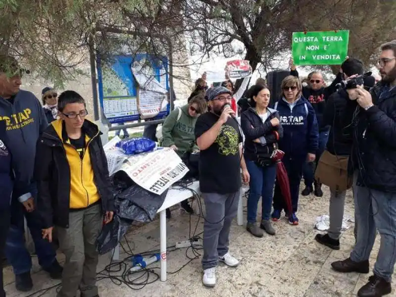 no tap bruciano le foto dei parlamentari m5s 2