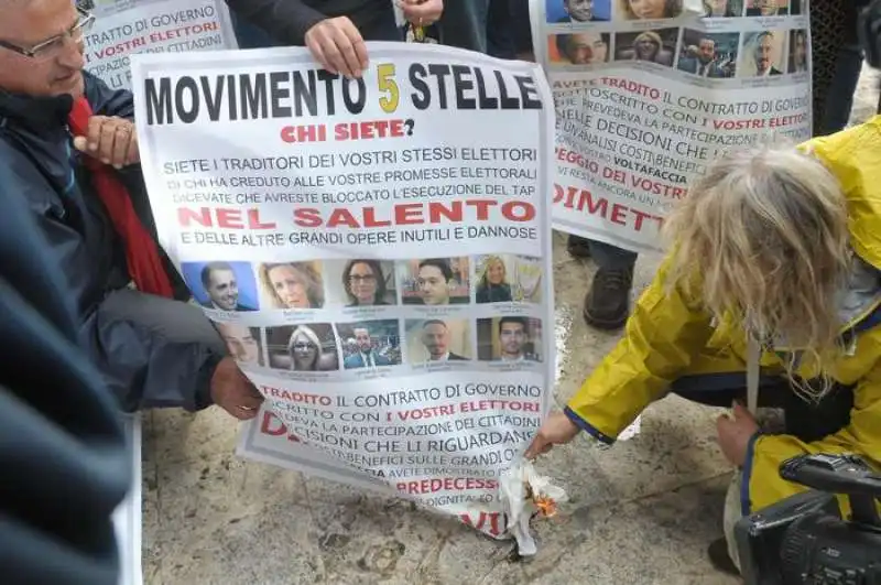 no tap bruciano le foto dei parlamentari m5s 7