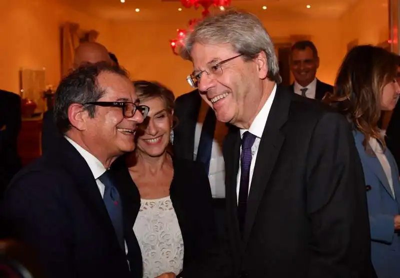 paolo gentiloni saluta giovanni tria (2)