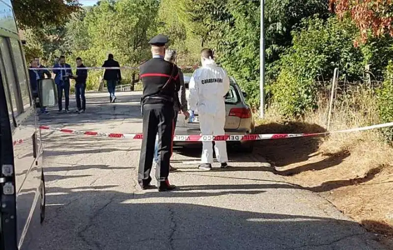 PERUGIA - CADAVERE INCAPPUCCIATO IN AUTO