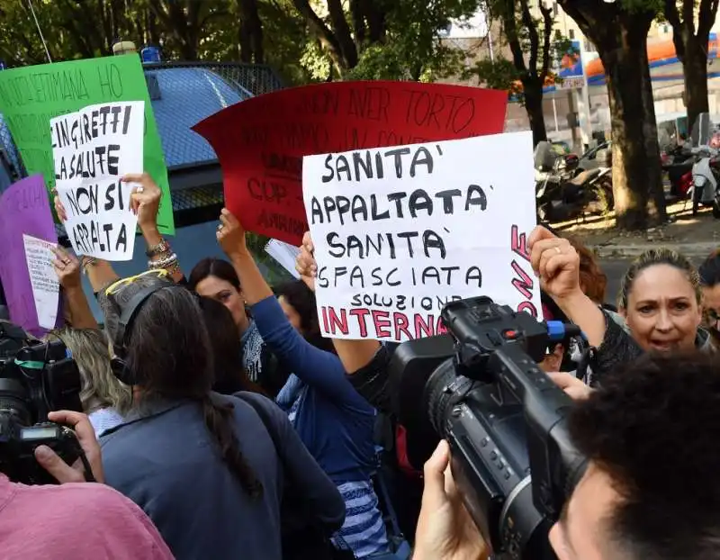 protesta degli operatori della sanita fuori piazza grande